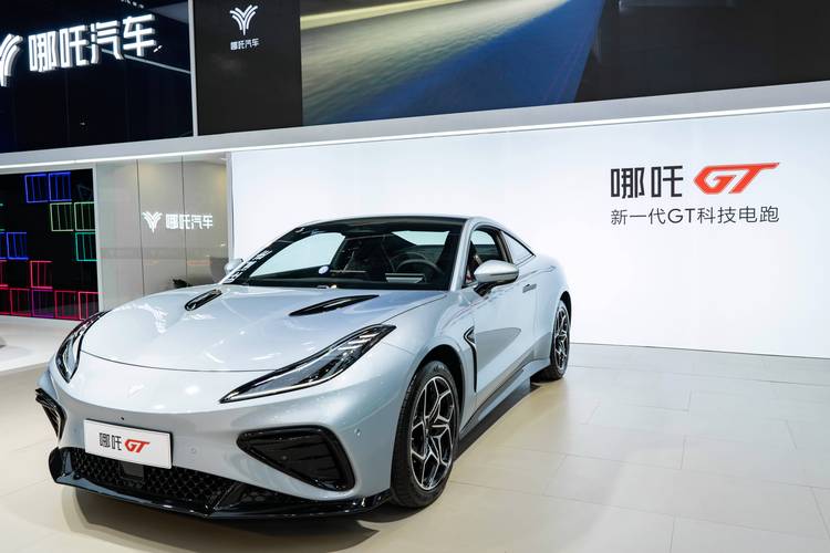 成都262哪吒汽车在智能汽车领域的表现，领途汽车在新能源汽车市场中的影响力